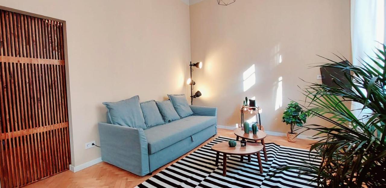 A+ Downtown Akacfa Apartament *